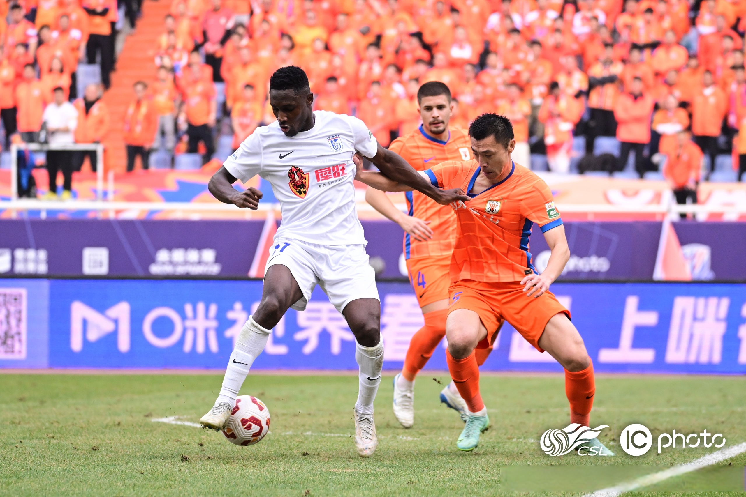 清晨西甲传出新动向；山东男篮手感冰凉；管理层表态：态度坚定；控场能力受关注的简单介绍