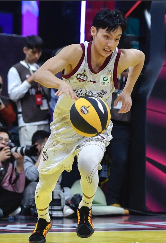 包含赛前全明星赛传出新动向，广东宏远造点机会，管理层表态——赛场秩序良好，资深球员宣示担当的词条